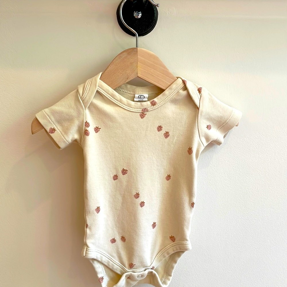 Colored Organics organic cotton bodysuit - shortsleeve. 3 - 6m. Strawberry/Blush